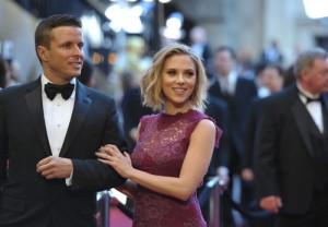 2011__02__Scarlett_Johansson_Feb28_91401 300&#215;208.jpg